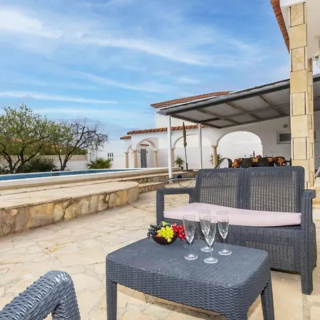 Villa Junque-verdure By Interhome